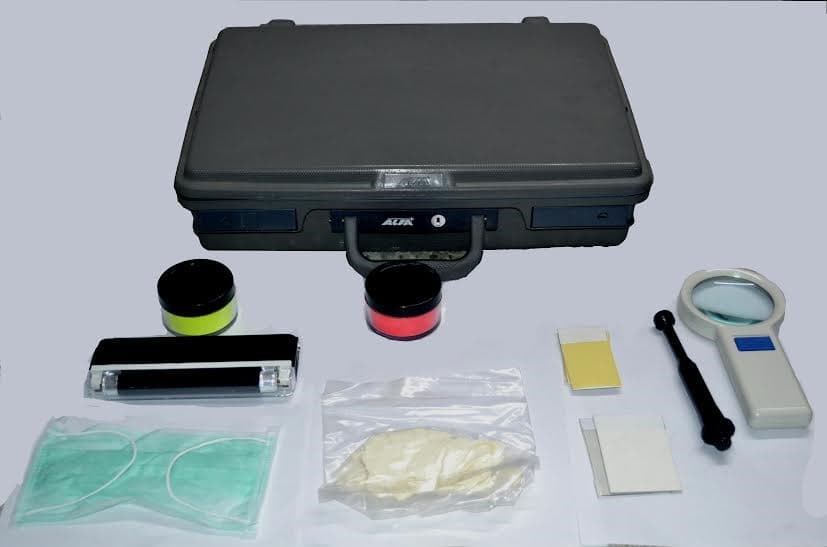 LATENT FINGER PRINT ANALYSIS /DEVELOPING KIT IN BRIEFCASE